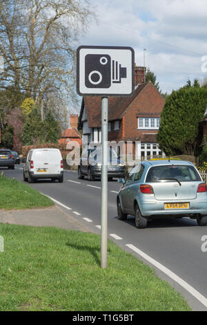 Geschwindigkeit Kamera Anmelden bei Besetzt Dorfstraße oder Street, Surrey, UK, mit Durchgangsverkehr. Sicherheit im Straßenverkehr Konzept. Stockfoto