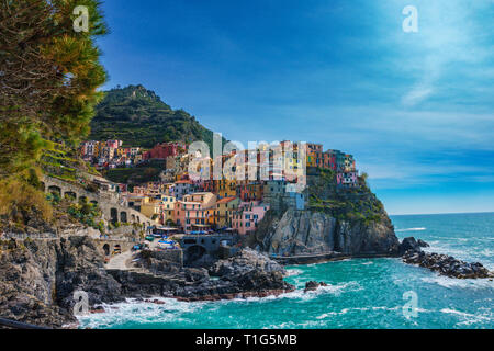 Die schöne Landschaft in Manarola Stadt, der Nationalpark der Cinque Terre, Ligurien, Italien. Es ist eines von fünf berühmten bunten Fischerdörfern in Europa, suspen Stockfoto