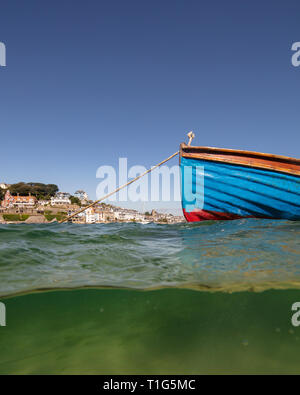 Ein Schuss von Trinity Church in Salcombe Mündung im Sommer, von East Portlemouth Vergangenheit einen alten blauen Boot. Stockfoto