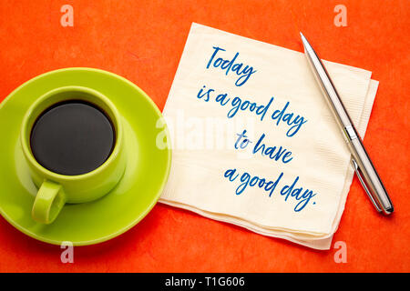 Heute ist ein guter Tag zum Haben einen guten Tag - inspirational Handschrift auf eine Serviette mit einer Tasse Kaffee Stockfoto