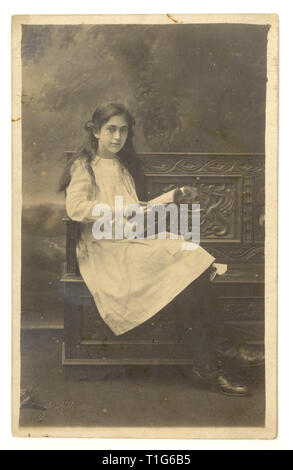 Edwardian Studio Portrait von hübschen jungen Mädchen, Teenager, von Studios von J.Holloway, 32 Cambray Road, Cheltenham, Gloucester, Großbritannien ca. 1910-14 Stockfoto