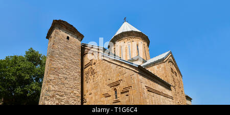 Bilder & Bilder für die Kirche der Himmelfahrt 1689 gebaut. und ein Turm mit einer abgestuften Pyramidendach von Svanetian Typ, Ananuri schloss Ergänzungen Stockfoto