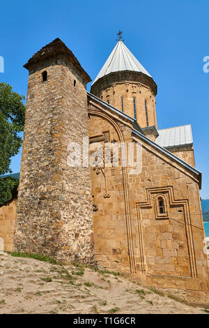 Bilder & Bilder für die Kirche der Himmelfahrt 1689 gebaut. und ein Turm mit einer abgestuften Pyramidendach von Svanetian Typ, Ananuri schloss Ergänzungen Stockfoto