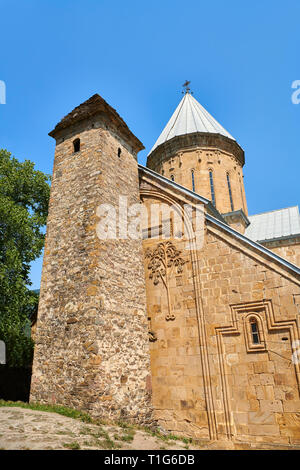 Bilder & Bilder für die Kirche der Himmelfahrt 1689 gebaut. und ein Turm mit einer abgestuften Pyramidendach von Svanetian Typ, Ananuri schloss Ergänzungen Stockfoto