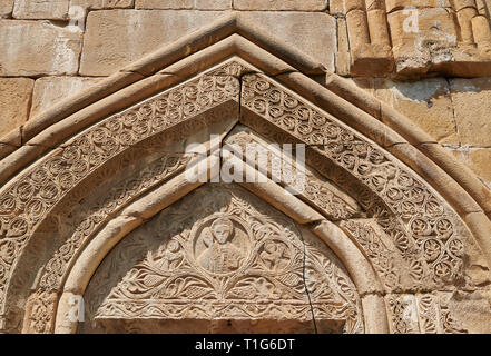 Bilder & Bilder für die Kirche der Himmelfahrt außen Flachrelief georgischen Stein arbeiten rund um die Tür, 1689, Ananuri Burganlage und Georgische O Stockfoto