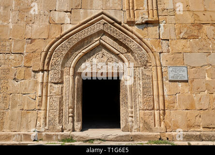 Bilder & Bilder für die Kirche der Himmelfahrt außen Flachrelief georgischen Stein arbeiten rund um die Tür, 1689, Ananuri Burganlage und Georgische O Stockfoto