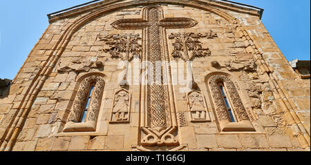 Bilder & Bilder für die Kirche der Himmelfahrt außen Flachrelief georgischen Stein Arbeit von einem Kruzifix und Engel Figuren, 1689, Ananuri Burganlage Stockfoto