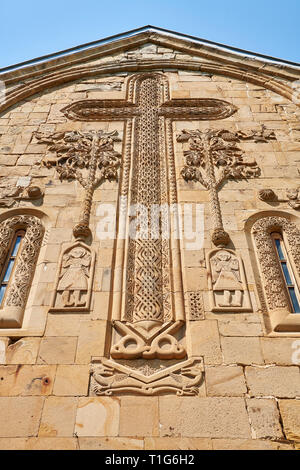 Bilder & Bilder für die Kirche der Himmelfahrt außen Flachrelief georgischen Stein Arbeit von einem Kruzifix und Engel Figuren, 1689, Ananuri Burganlage Stockfoto