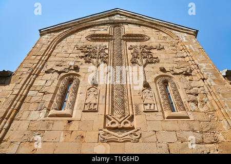 Bilder & Bilder für die Kirche der Himmelfahrt außen Flachrelief georgischen Stein Arbeit von einem Kruzifix und Engel Figuren, 1689, Ananuri Burganlage Stockfoto