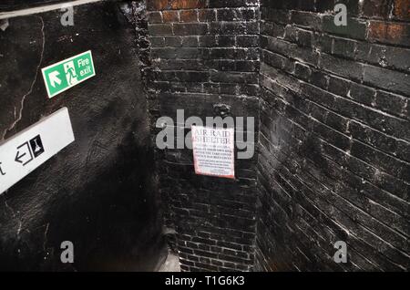 Luftschutzbunker im Süden Kentish Town verlassene U-Bahn Station London Stockfoto