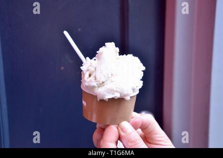 Junge in Blau hoodie Holding La Gelatiera Eis Stockfoto