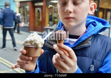 Junge in Blau hoodie Holding La Gelatiera Eis Stockfoto