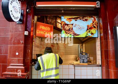 Fried Chicken Burger weg an der U-Bahn-Station Leicester Square London England nehmen Stockfoto