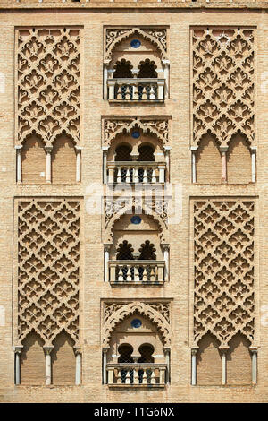 Maurischen architektonischen Details auf der alten Moschee Tower, jetzt den Glockenturm der Kathedrale von Sevilla, Spanien Stockfoto