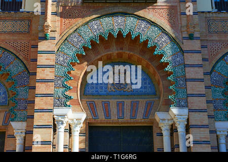 Die arabesque Architektur des Museums für Kunst und Traditionen in Amerika Platz, Sevilla, Spanien Stockfoto
