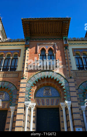 Die arabesque Architektur des Museums für Kunst und Traditionen in Amerika Platz, Sevilla, Spanien Stockfoto