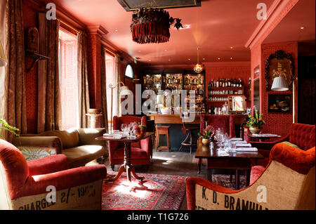 "Barkeeper in der Cocktail Lounge des Zetter Stadthaus in London, England" Stockfoto