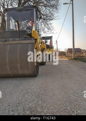 Kladovo, Serbien - 25. März 2019: die Asphaltierung der Straßen in der Stadt sehen, Walzen, die bereit sind, Asphalt in Kladovo, Serbien zu Rollen Stockfoto