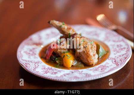 "Huhn in Sauce in der Cocktail Lounge des Zetter Stadthaus in London, England" Stockfoto