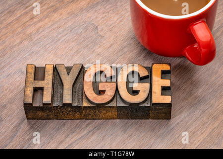 Hygge word Abstract in Vintage buchdruck Holz Blöcke, dänischen Lebensstil Konzept Stockfoto