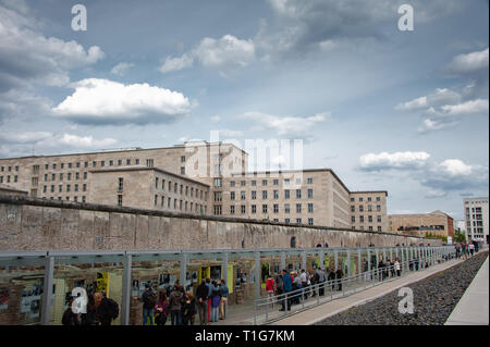 Berlin, Deutschland: Grabdenkmäler Schrecken, Freilichtmuseum in Niedkirchnerstrasse mit den Resten der Berliner Mauer im Hintergrund. Stockfoto