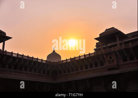 Sonnenuntergang auf der Agra Rotes Fort, Uttar Pradesh, Indien. Blick auf die Dachlinie und schöne rosa Himmel Stockfoto