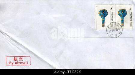 GOMEL, BELARUS - MÄRZ 25, 2019: Alte Kuvert, das aus China in Gomel, Belarus, 25. März 2019 versendet wurde. Stockfoto
