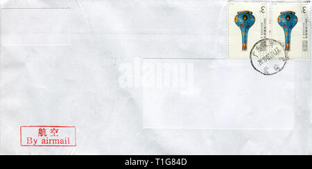 GOMEL, BELARUS - MÄRZ 25, 2019: Alte Kuvert, das aus China in Gomel, Belarus, 25. März 2019 versendet wurde. Stockfoto