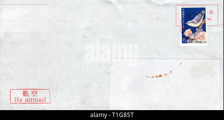 GOMEL, BELARUS - MÄRZ 25, 2019: Alte Kuvert, das aus China in Gomel, Belarus, 25. März 2019 versendet wurde. Stockfoto