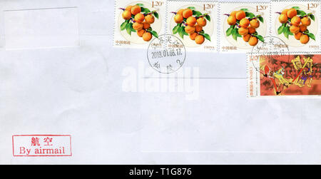 GOMEL, BELARUS - MÄRZ 25, 2019: Alte Kuvert, das aus China in Gomel, Belarus, 25. März 2019 versendet wurde. Stockfoto