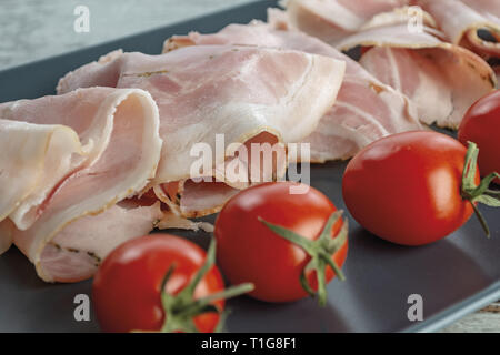 Prosciutto cotto con pomodori primo piano Stockfoto