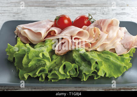 Prosciutto cotto con pomodori e Verde insalata primo piano da Sopra altra Vista Stockfoto