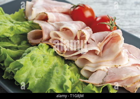 Prosciutto cotto con pomodori e insalata Verde primo piano da Sopra Stockfoto