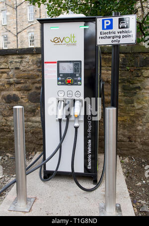 Evolt das Laden von Elektrofahrzeugen point, Edinburgh City Centre. Stockfoto