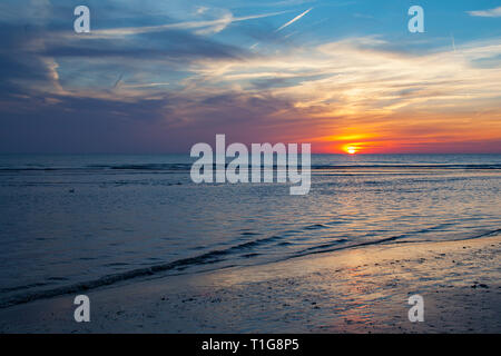 Goldenen Sonnenuntergang über einem Strand der Nordsee Stockfoto