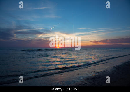 Goldenen Sonnenuntergang über einem Strand der Nordsee Stockfoto