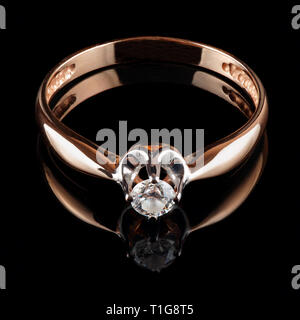 Golden Ring mit Diamant auf schwarzem Hintergrund Stockfoto