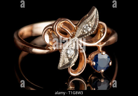 Jahrgang goldener Ring mit brillanten Saphir isoliert auf Schwarz Stockfoto