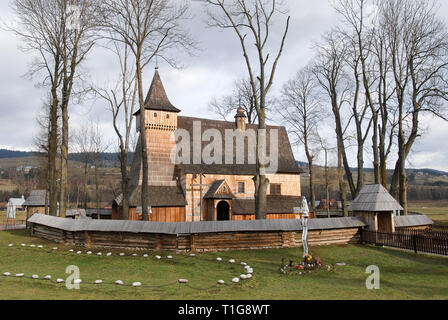 Gotische Holz- Erzengel Michael's Kirche erbaut im 15. Jahrhundert aufgeführt von der UNESCO zum Weltkulturerbe in Debno, Polen. Januar 22 2008 © wojciech Strozy Stockfoto