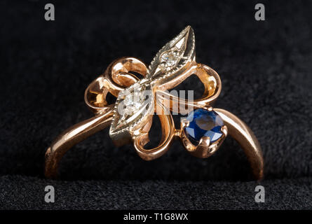 Jahrgang goldener Ring mit brillanten Saphir Schuß auf Velvet Stockfoto