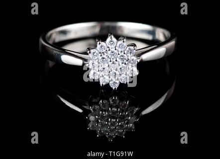 White Gold Ring mit Diamanten Schuß auf schwarze Oberfläche, Makro Stockfoto