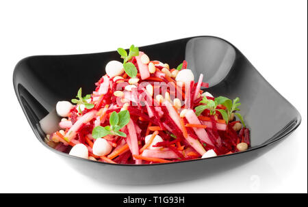 Rote Bete und Birne Salat mit Mozzarella auf weißem Hintergrund Stockfoto