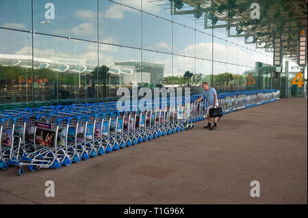 01.03.2019, Singapur, Singapur, Singapur - ein Passagier nimmt ein Gepäckwagen an Klemme 3 des Internationalen Flughafen Changi entfernt. 0 SL 190301 D 041 CAROEX.JP Stockfoto