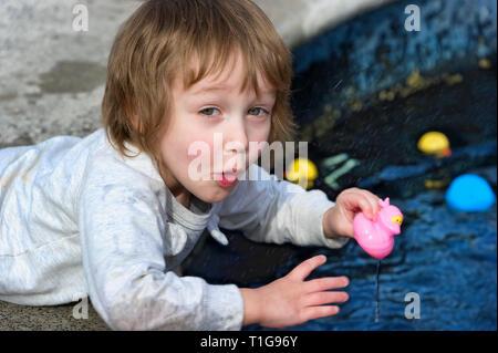 Downtown Franklin, Tennessee, gibt es einen Brunnen mit vielen schwebenden Bunte Enten für Kinder zum Spielen. Stockfoto