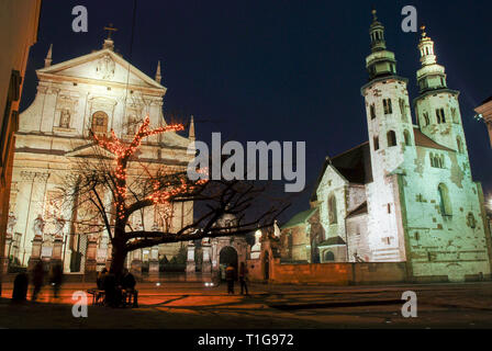 Barock 12 Apostel Statuen vor der kosciol Sw Piotr ich Sw Pawla (Heiligen Peter und Paul Kirche), erbaut 1597 bis 1619 von Giovanni Maria Bernardoni ein Stockfoto