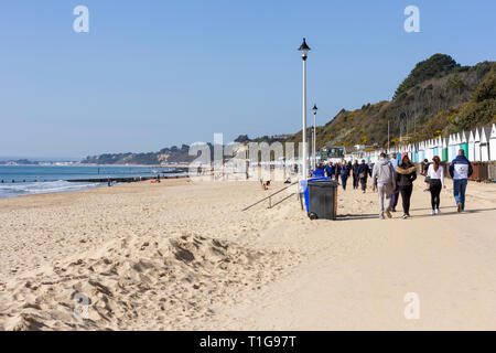 Menschen zu Fuß entlang der Bournemouth Strand und Promenade an einem sonnigen Sonntag morgen. 24. März 2019. Dorset, Großbritannien Stockfoto