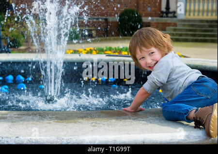 Downtown Franklin, Tennessee, gibt es einen Brunnen mit vielen schwebenden Bunte Enten für Kinder zum Spielen. Stockfoto