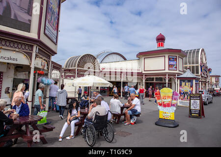 North Pier Cafe auf der Promenade in Blackpool, Lancashire, Großbritannien Stockfoto