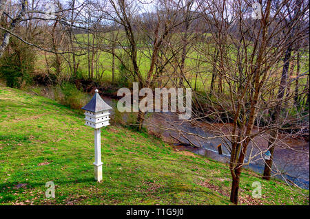 Eine weiße Vogelhaus steht auf einem Pfosten entlang der Ufer des Leiper Gabel Creek im Dorf Leiper's Fork, Tennesse Stockfoto