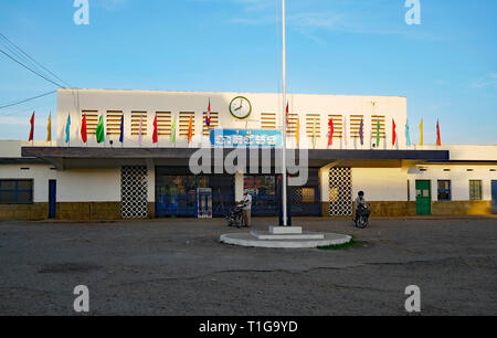 Den Bahnhof in Battambang. Sechs Uhr dreißig in der Morgen- und der Uhr, wie immer, sagt, acht Uhr. Kambodscha. Dezember 2018 Stockfoto